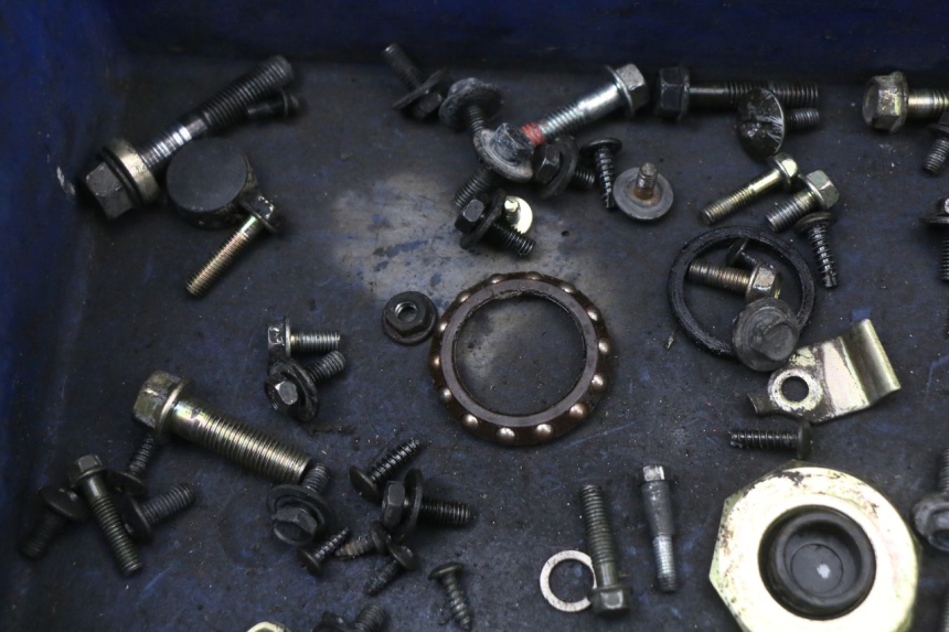 photo de ZAK SCHROEVEN EN BEVESTIGINGSMATERIAAL KYMCO AGILITY FR 2T 50 (2012 - 2017) - Detail van het onderdeel