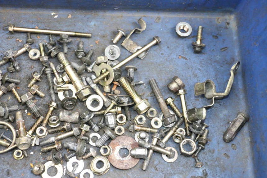 photo de ZAK SCHROEVEN EN BEVESTIGINGSMATERIAAL KYMCO AGILITY PREMIUM 50 (2007 - 2010) - Zoom op gebruiksstaat