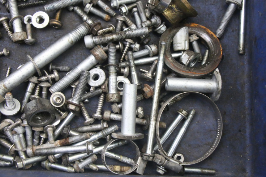 photo de ZAK SCHROEVEN EN BEVESTIGINGSMATERIAAL APRILIA ATLANTIC 125 (2003 - 2009) - Technische close-up