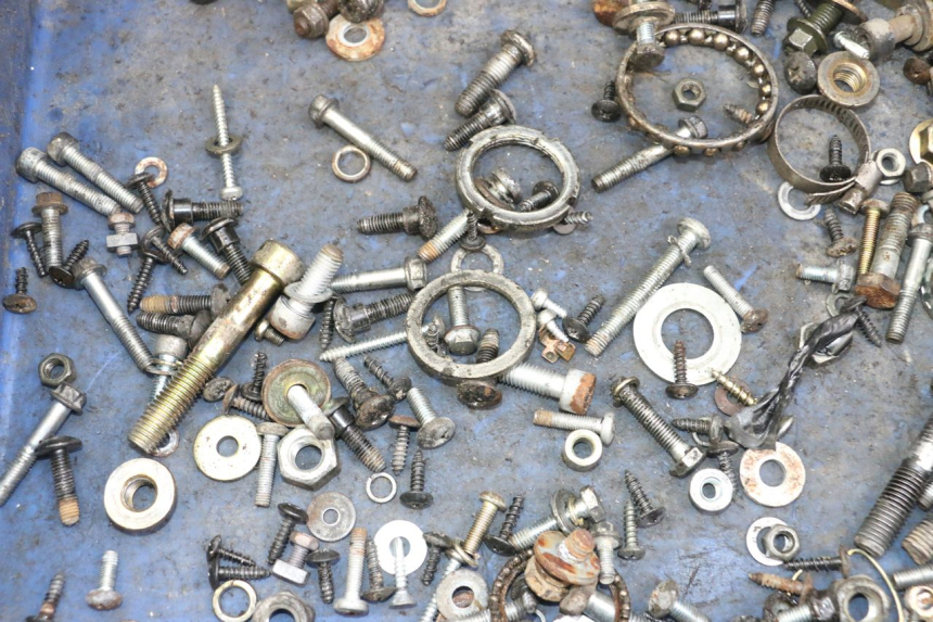 photo de ZAK SCHROEVEN EN BEVESTIGINGSMATERIAAL APRILIA SR MOTARD 50 (2012 - 2018) - Detail van het onderdeel