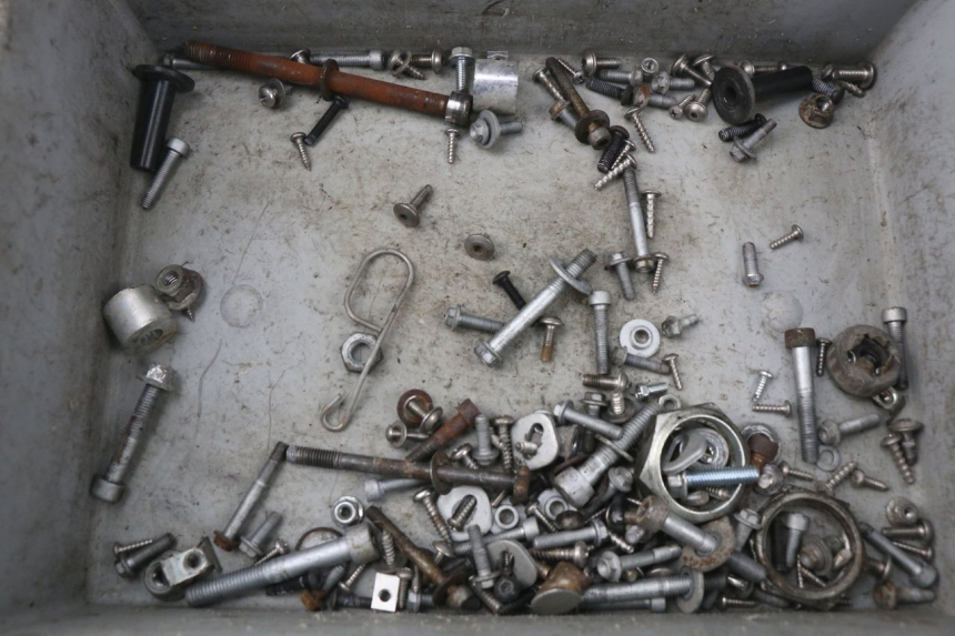 photo de ZAK SCHROEVEN EN BEVESTIGINGSMATERIAAL APRILIA ATLANTIC 125 (2003 - 2009) - Hoofdaanzicht