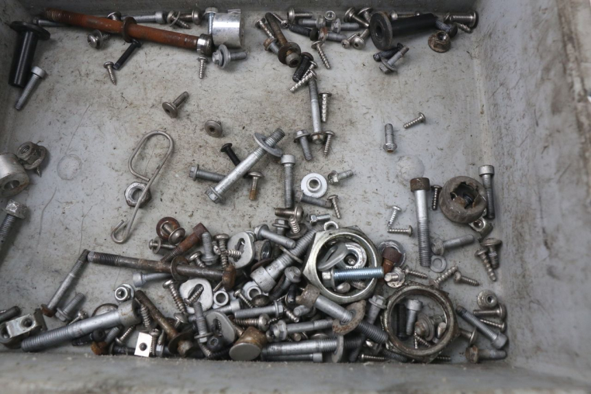 photo de ZAK SCHROEVEN EN BEVESTIGINGSMATERIAAL APRILIA ATLANTIC 125 (2003 - 2009) - Detail van het onderdeel