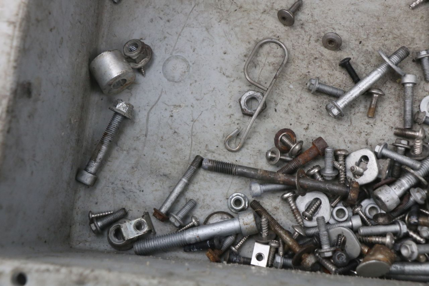 photo de ZAK SCHROEVEN EN BEVESTIGINGSMATERIAAL APRILIA ATLANTIC 125 (2003 - 2009) - Zoom op gebruiksstaat