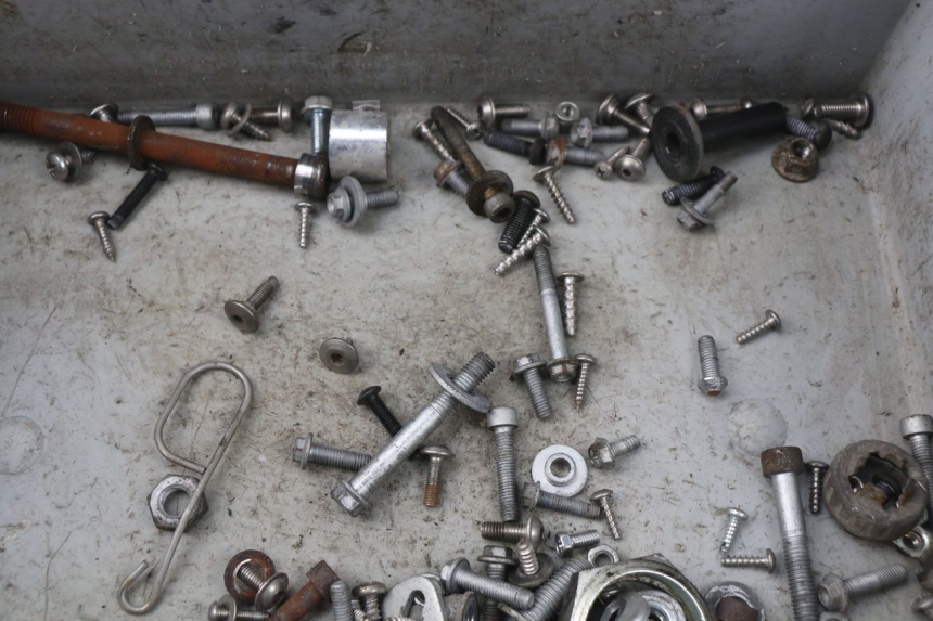 photo de ZAK SCHROEVEN EN BEVESTIGINGSMATERIAAL APRILIA ATLANTIC 125 (2003 - 2009) - Andere kijkhoek