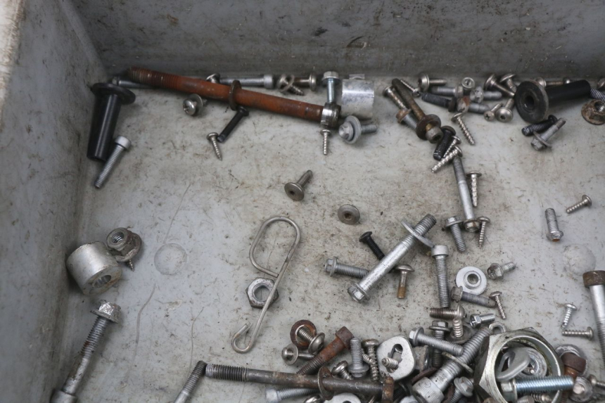 photo de ZAK SCHROEVEN EN BEVESTIGINGSMATERIAAL APRILIA ATLANTIC 125 (2003 - 2009) - Technische close-up