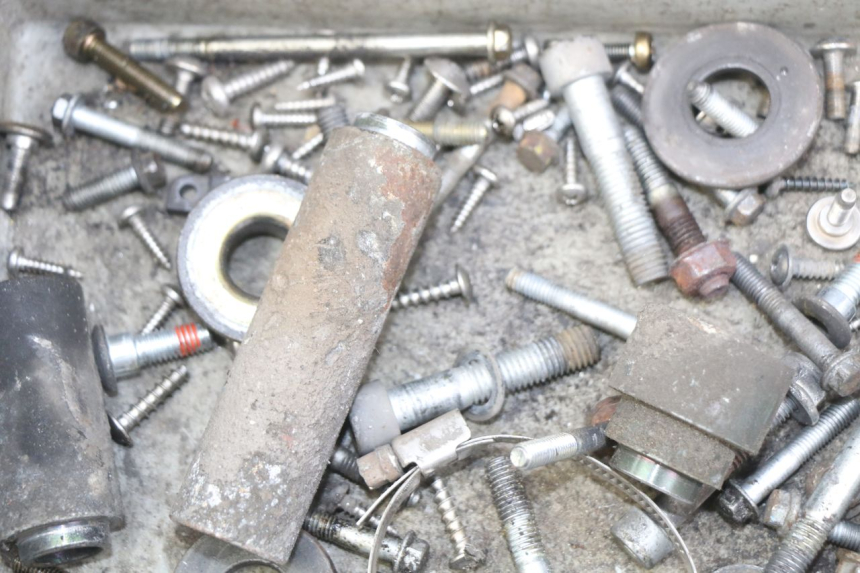 photo de ZAK SCHROEVEN EN BEVESTIGINGSMATERIAAL APRILIA ATLANTIC 500 (2002 - 2003) - Technische close-up