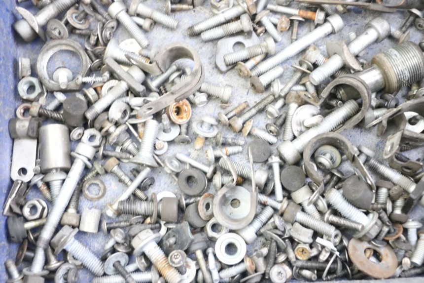 photo de ZAK SCHROEVEN EN BEVESTIGINGSMATERIAAL BMW C1 125 (2000 - 2003) - Zoom op gebruiksstaat