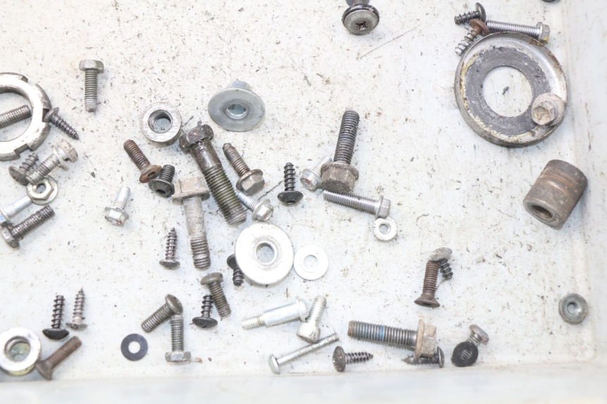 photo de ZAK SCHROEVEN EN BEVESTIGINGSMATERIAAL MBK BOOSTER SPIRIT 50 (2004 - 2017) - Zoom op gebruiksstaat