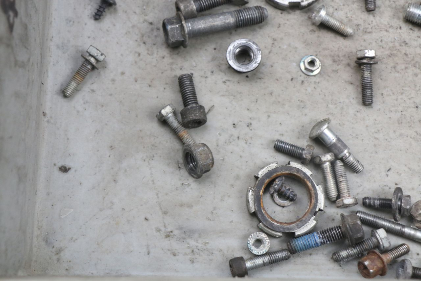 photo de ZAK SCHROEVEN EN BEVESTIGINGSMATERIAAL MBK BOOSTER SPIRIT 50 (2004 - 2017) - Detail van het onderdeel