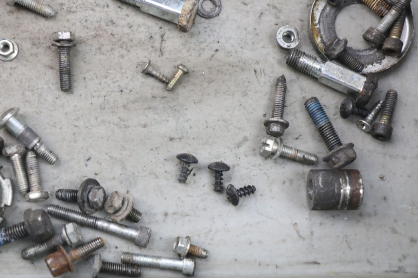 photo de ZAK SCHROEVEN EN BEVESTIGINGSMATERIAAL MBK BOOSTER SPIRIT 50 (2004 - 2017) - Zoom op gebruiksstaat