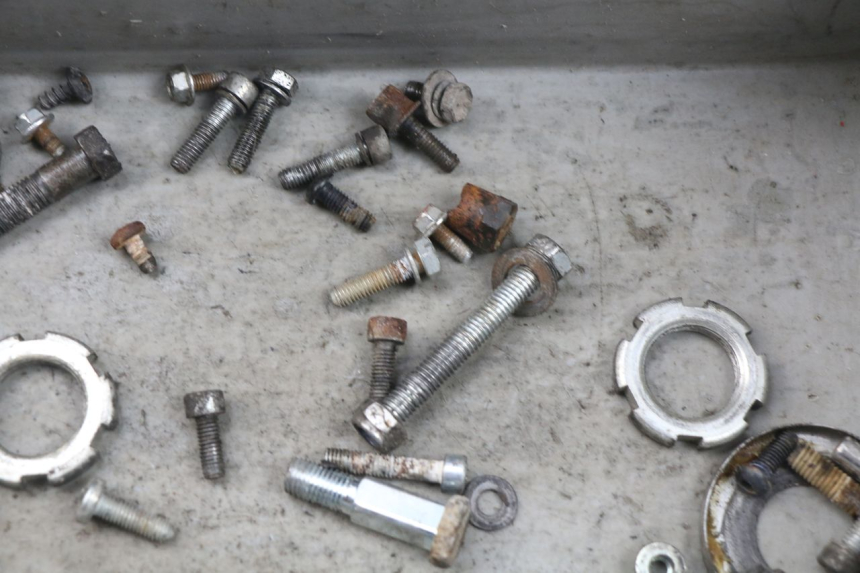 photo de ZAK SCHROEVEN EN BEVESTIGINGSMATERIAAL MBK BOOSTER SPIRIT 50 (2004 - 2017) - Andere kijkhoek