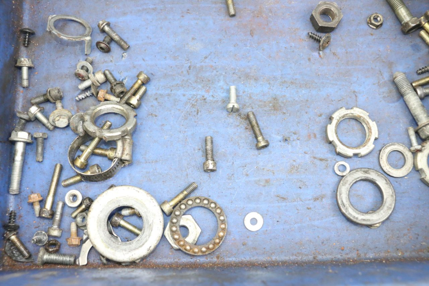 photo de ZAK SCHROEVEN EN BEVESTIGINGSMATERIAAL MBK BOOSTER SPIRIT 50 (2004 - 2017) - Zoom op gebruiksstaat