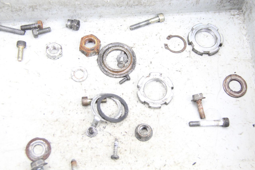 photo de ZAK SCHROEVEN EN BEVESTIGINGSMATERIAAL MBK BOOSTER SPIRIT NAKED 50 (2004 - 2017) - Andere kijkhoek