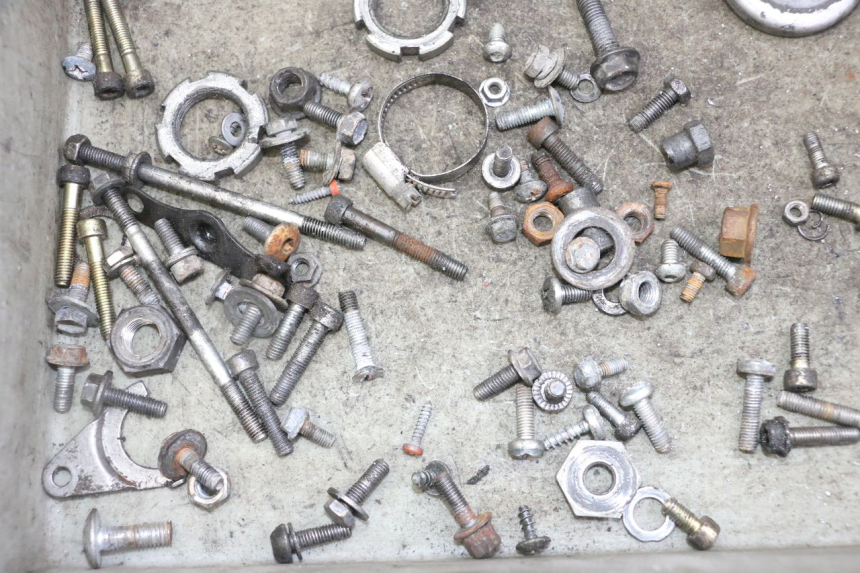 photo de ZAK SCHROEVEN EN BEVESTIGINGSMATERIAAL MBK BOOSTER SPIRIT NAKED 50 (2004 - 2017) - Zoom op gebruiksstaat