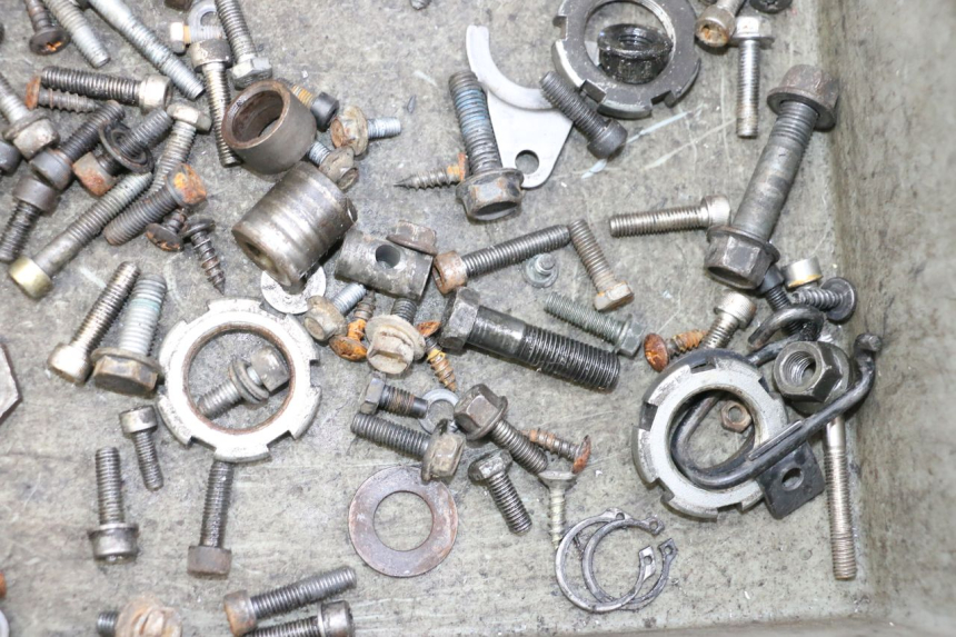 photo de ZAK SCHROEVEN EN BEVESTIGINGSMATERIAAL MBK BOOSTER SPIRIT NAKED 50 (2004 - 2017) - Technische close-up