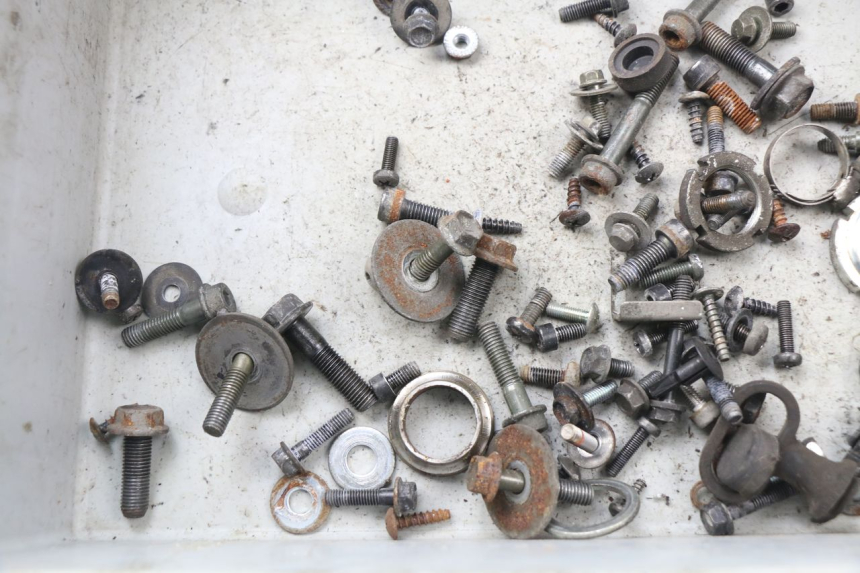 photo de ZAK SCHROEVEN EN BEVESTIGINGSMATERIAAL SUZUKI BURGMAN 125 (2007 - 2014) - Detail van het onderdeel