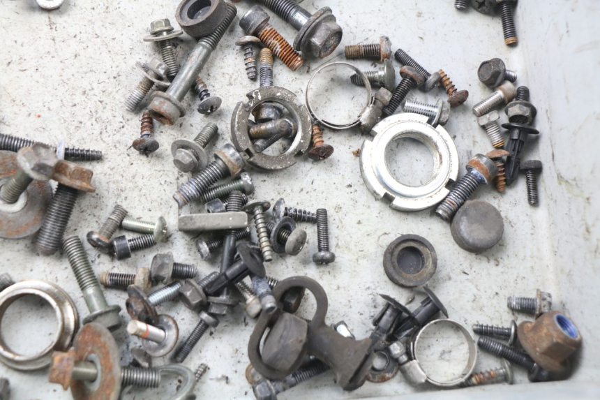 photo de ZAK SCHROEVEN EN BEVESTIGINGSMATERIAAL SUZUKI BURGMAN 125 (2007 - 2014) - Zoom op gebruiksstaat