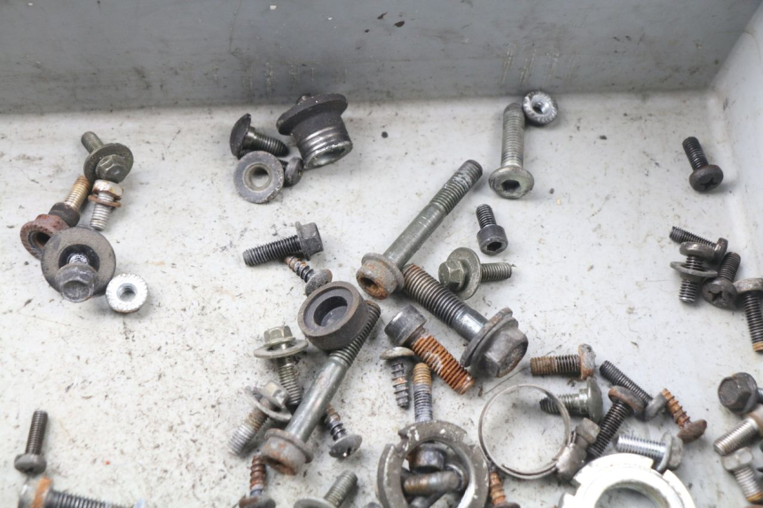 photo de ZAK SCHROEVEN EN BEVESTIGINGSMATERIAAL SUZUKI BURGMAN 125 (2007 - 2014) - Andere kijkhoek