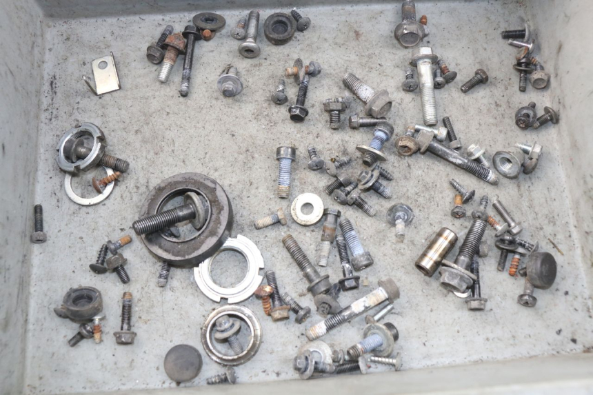 photo de ZAK SCHROEVEN EN BEVESTIGINGSMATERIAAL SUZUKI BURGMAN 125 (2007 - 2014) - Detail van het onderdeel