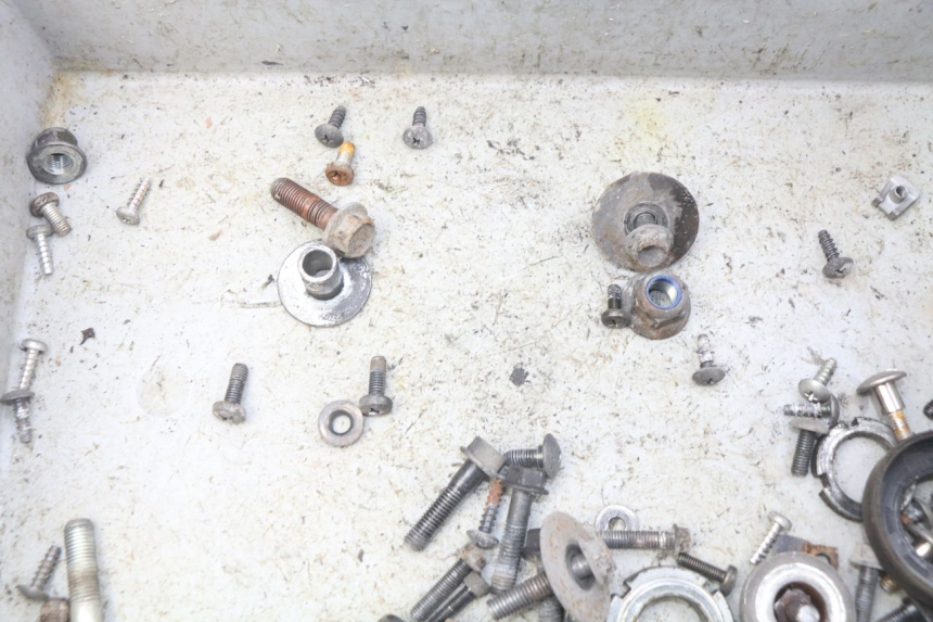 photo de ZAK SCHROEVEN EN BEVESTIGINGSMATERIAAL SUZUKI BURGMAN 125 (2007 - 2014) - Zoom op gebruiksstaat