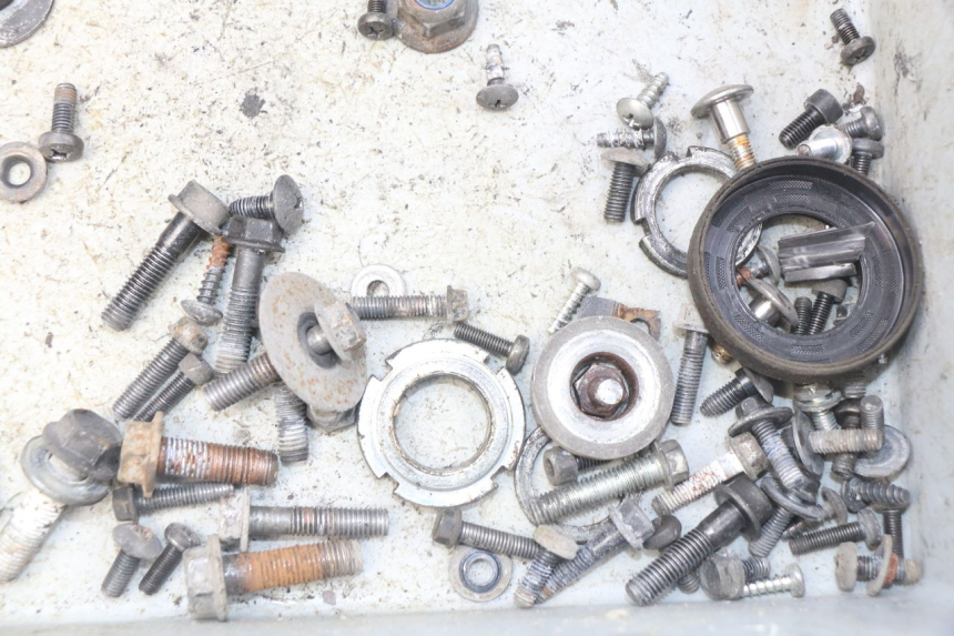 photo de ZAK SCHROEVEN EN BEVESTIGINGSMATERIAAL SUZUKI BURGMAN 125 (2007 - 2014) - Andere kijkhoek