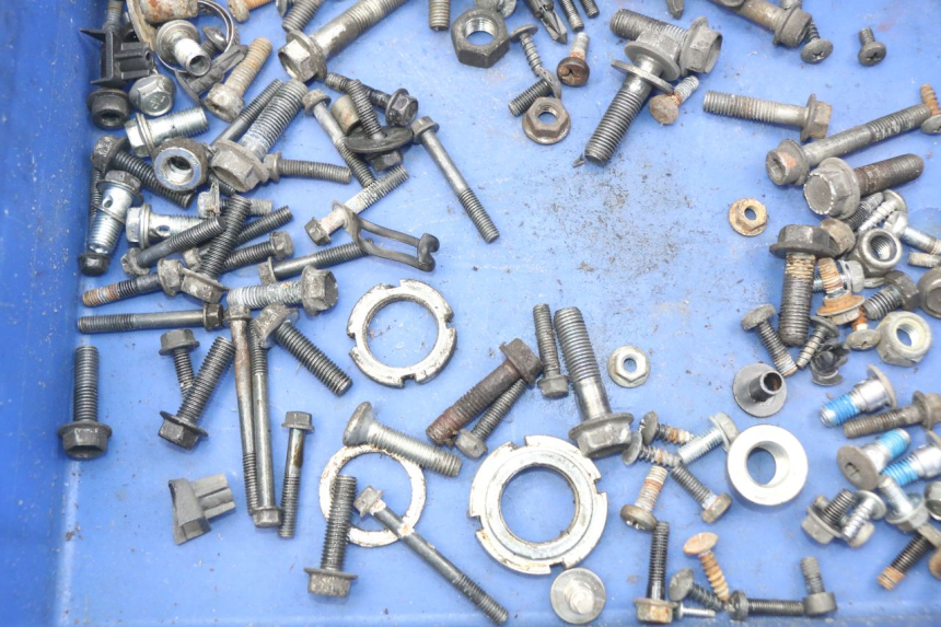 photo de ZAK SCHROEVEN EN BEVESTIGINGSMATERIAAL SUZUKI BURGMAN 125 (2007 - 2014) - Zoom op gebruiksstaat