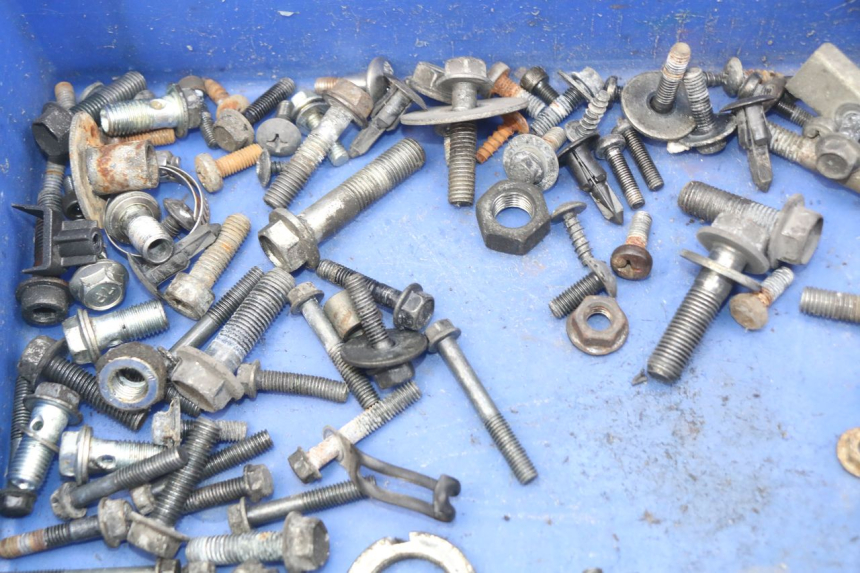 photo de ZAK SCHROEVEN EN BEVESTIGINGSMATERIAAL SUZUKI BURGMAN 125 (2007 - 2014) - Andere kijkhoek