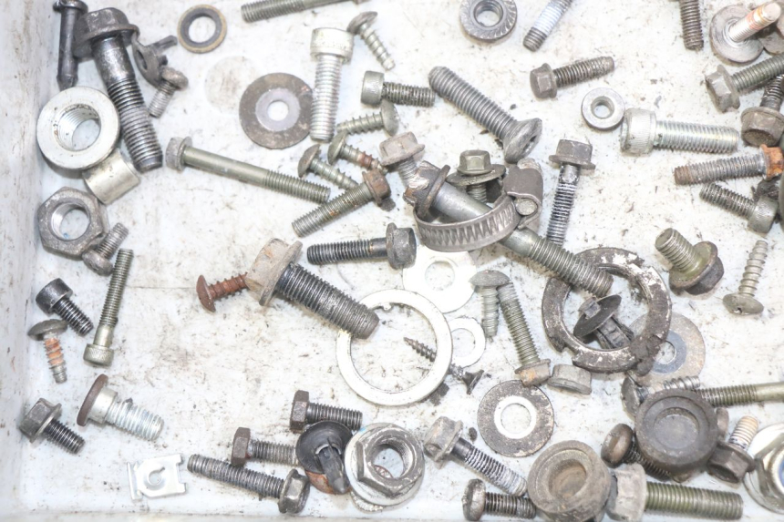 photo de ZAK SCHROEVEN EN BEVESTIGINGSMATERIAAL SUZUKI BURGMAN 125 (2007 - 2014) - Detail van het onderdeel