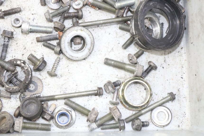 photo de ZAK SCHROEVEN EN BEVESTIGINGSMATERIAAL SUZUKI BURGMAN 125 (2007 - 2014) - Zoom op gebruiksstaat