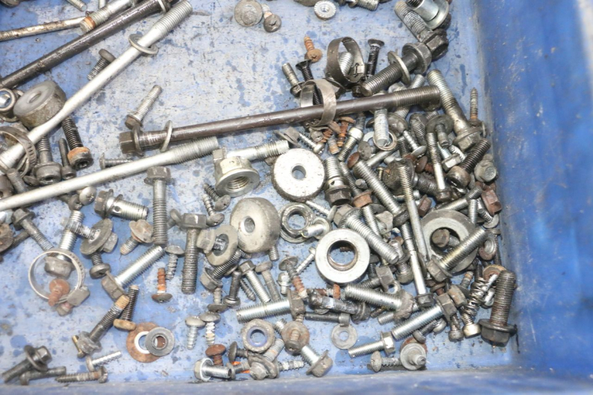 photo de ZAK SCHROEVEN EN BEVESTIGINGSMATERIAAL SUZUKI BURGMAN 125 (2007 - 2014) - Zoom op gebruiksstaat