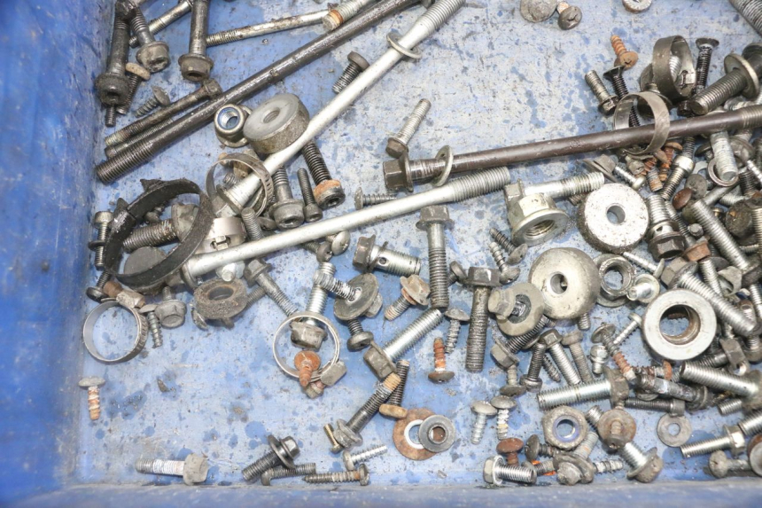 photo de ZAK SCHROEVEN EN BEVESTIGINGSMATERIAAL SUZUKI BURGMAN 125 (2007 - 2014) - Andere kijkhoek