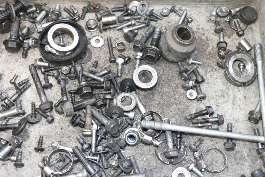 photo de ZAK SCHROEVEN EN BEVESTIGINGSMATERIAAL SUZUKI BURGMAN 125 (2007 - 2014) - Detail van het onderdeel