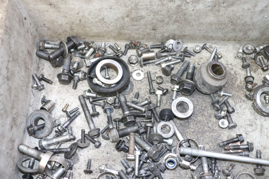 photo de ZAK SCHROEVEN EN BEVESTIGINGSMATERIAAL SUZUKI BURGMAN 125 (2007 - 2014) - Zoom op gebruiksstaat