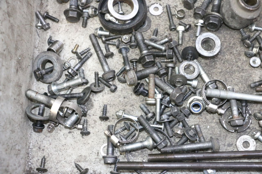 photo de ZAK SCHROEVEN EN BEVESTIGINGSMATERIAAL SUZUKI BURGMAN 125 (2007 - 2014) - Andere kijkhoek