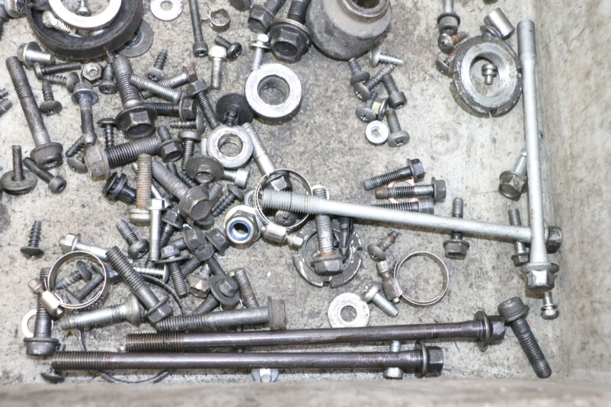 photo de ZAK SCHROEVEN EN BEVESTIGINGSMATERIAAL SUZUKI BURGMAN 125 (2007 - 2014) - Technische close-up