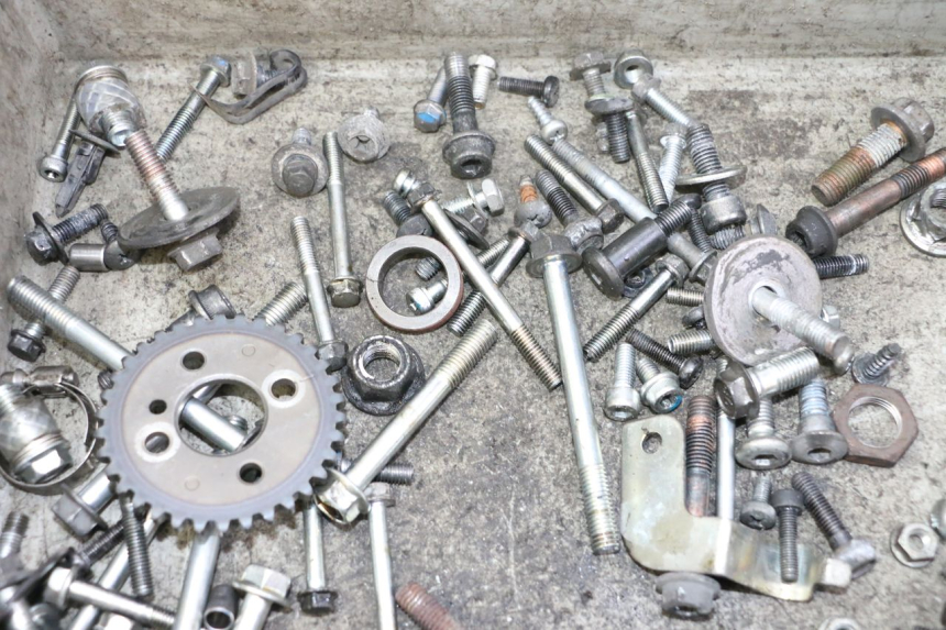 photo de ZAK SCHROEVEN EN BEVESTIGINGSMATERIAAL SUZUKI BURGMAN 125 (2007 - 2014) - Detail van het onderdeel