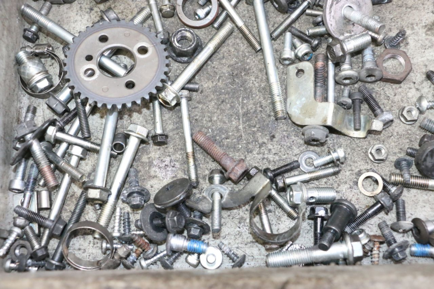 photo de ZAK SCHROEVEN EN BEVESTIGINGSMATERIAAL SUZUKI BURGMAN 125 (2007 - 2014) - Zoom op gebruiksstaat