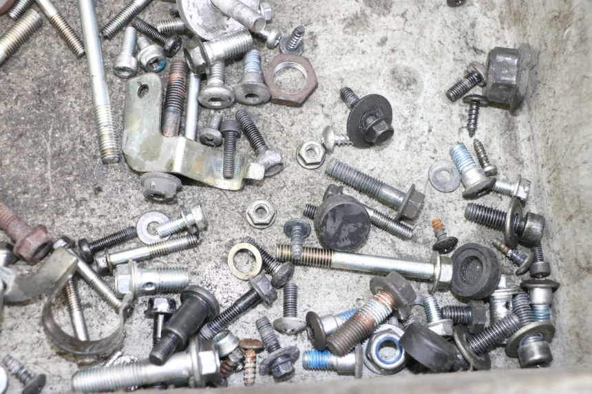 photo de ZAK SCHROEVEN EN BEVESTIGINGSMATERIAAL SUZUKI BURGMAN 125 (2007 - 2014) - Andere kijkhoek