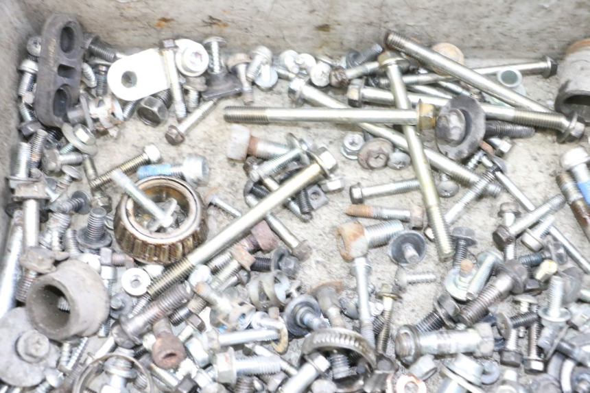 photo de ZAK SCHROEVEN EN BEVESTIGINGSMATERIAAL SUZUKI BURGMAN 650 (2013 - 2020) - Zoom op gebruiksstaat