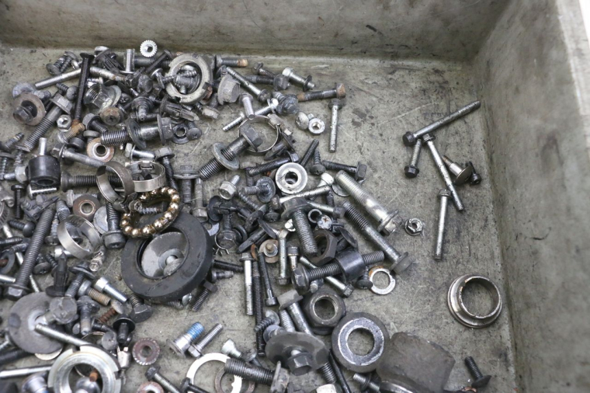 photo de ZAK SCHROEVEN EN BEVESTIGINGSMATERIAAL SUZUKI BURGMAN 125 (2007 - 2014) - Detail van het onderdeel