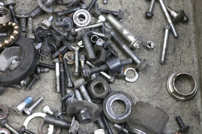 photo de ZAK SCHROEVEN EN BEVESTIGINGSMATERIAAL SUZUKI BURGMAN 125 (2007 - 2014) - Zoom op gebruiksstaat