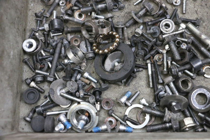 photo de ZAK SCHROEVEN EN BEVESTIGINGSMATERIAAL SUZUKI BURGMAN 125 (2007 - 2014) - Andere kijkhoek