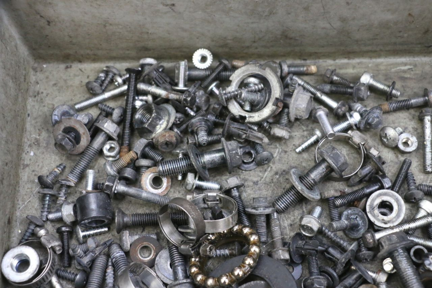 photo de ZAK SCHROEVEN EN BEVESTIGINGSMATERIAAL SUZUKI BURGMAN 125 (2007 - 2014) - Technische close-up