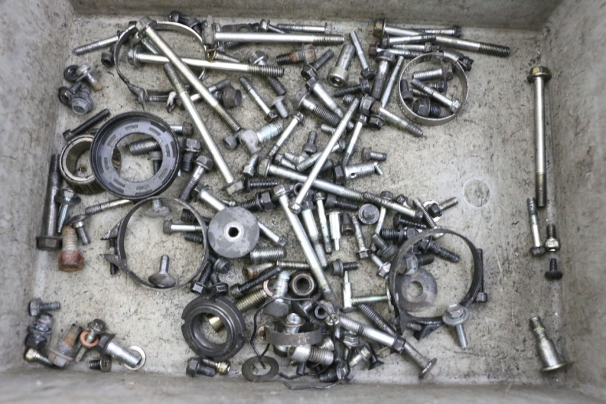 photo de ZAK SCHROEVEN EN BEVESTIGINGSMATERIAAL SUZUKI BURGMAN EXECUTIVE ABS 650 (2006 - 2012) - Hoofdaanzicht