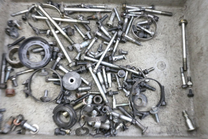 photo de ZAK SCHROEVEN EN BEVESTIGINGSMATERIAAL SUZUKI BURGMAN EXECUTIVE ABS 650 (2006 - 2012) - Detail van het onderdeel