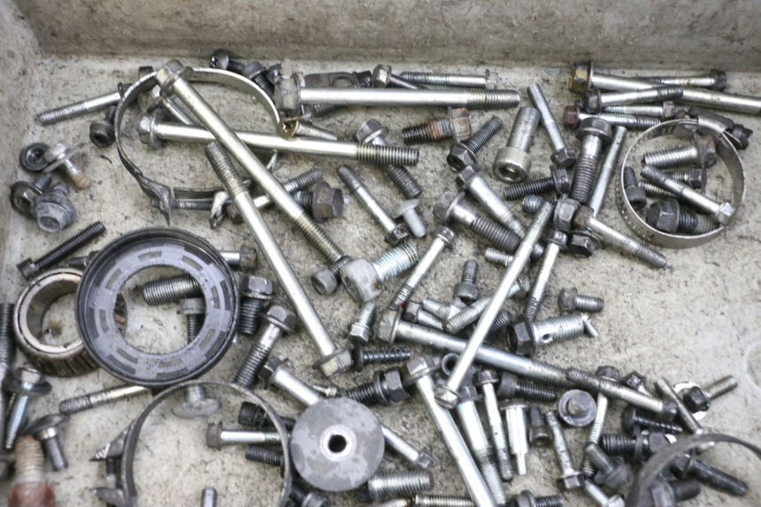 photo de ZAK SCHROEVEN EN BEVESTIGINGSMATERIAAL SUZUKI BURGMAN EXECUTIVE ABS 650 (2006 - 2012) - Zoom op gebruiksstaat