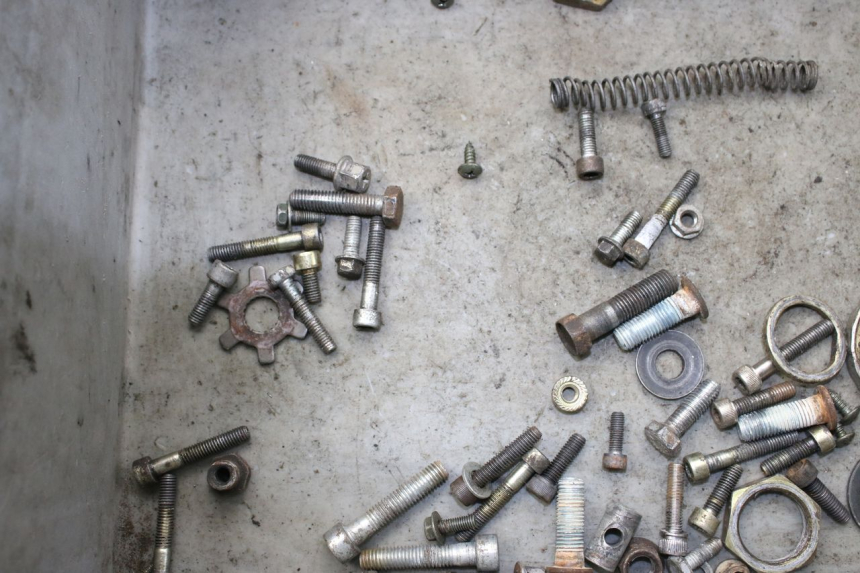 photo de ZAK SCHROEVEN EN BEVESTIGINGSMATERIAAL YAMAHA BW'S 50 (1999 - 2003) - Detail van het onderdeel