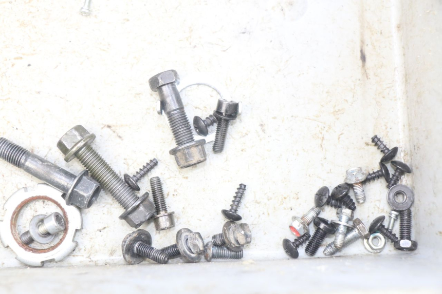 photo de ZAK SCHROEVEN EN BEVESTIGINGSMATERIAAL YAMAHA BW'S 50 (2004 - 2017) - Detail van het onderdeel