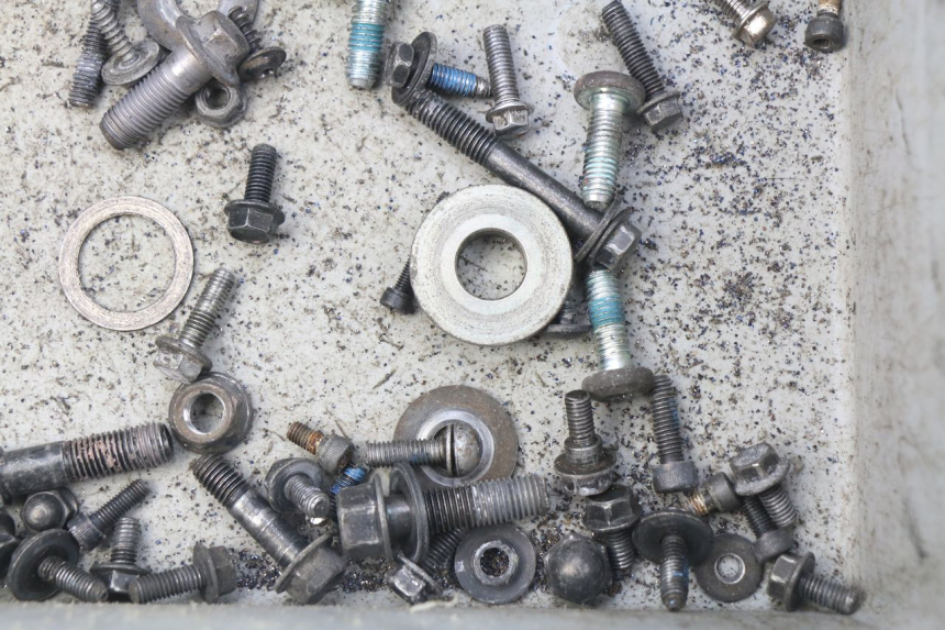 photo de ZAK SCHROEVEN EN BEVESTIGINGSMATERIAAL YAMAHA BW'S BWS 125 (2010 - 2013) - Zoom op gebruiksstaat