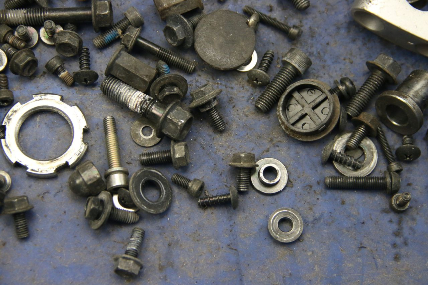 photo de ZAK SCHROEVEN EN BEVESTIGINGSMATERIAAL YAMAHA BW'S BWS 125 (2010 - 2013) - Zoom op gebruiksstaat